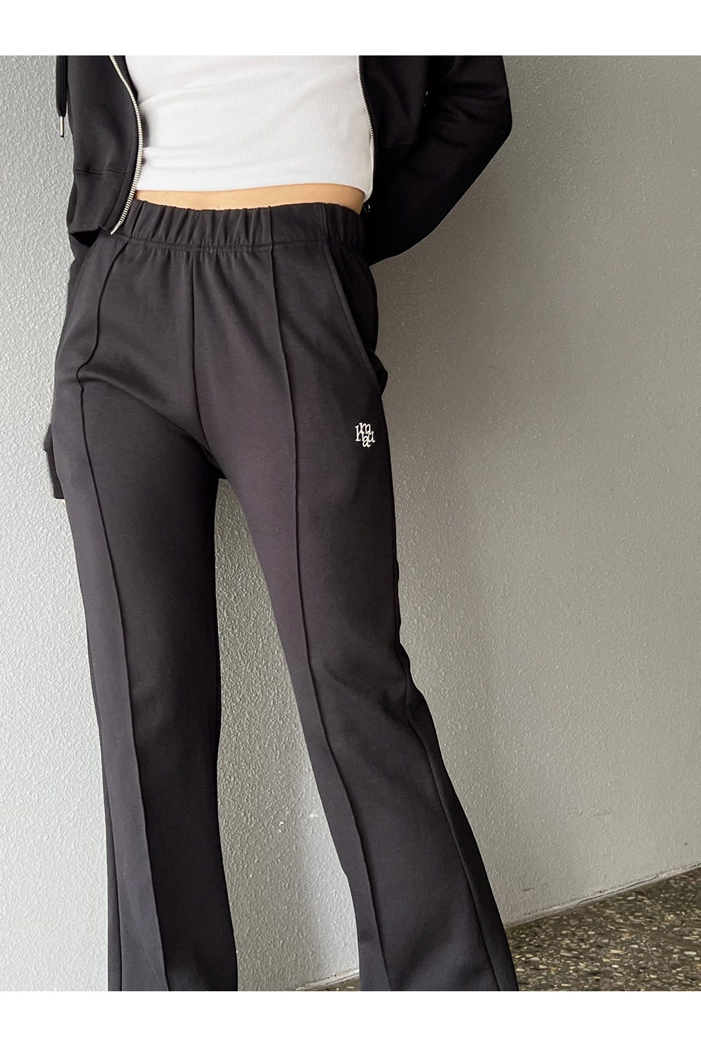 MUSINSA | MUAHMUAH Logo stitch line pants [black]