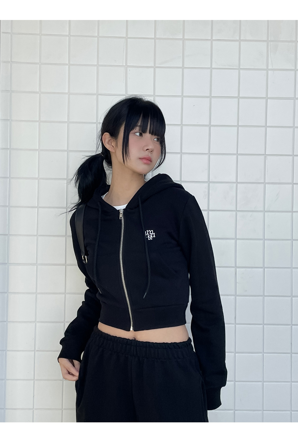 ●muahmuah● LOGO POINT TRAINING CROP HOOD SET UP MUSINSA | MUAHMUAH Logo Point Training Crop Hoodie [2 colors]