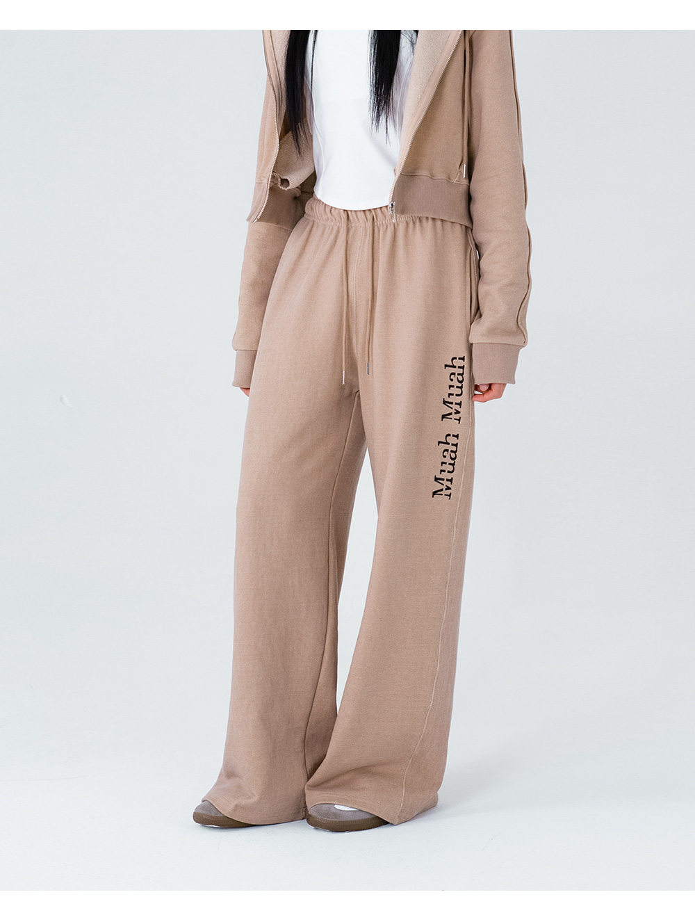●muahmuah● Logo Pigment Wide Banding Pants Beige MUP25801 MUSINSA公式 | MUAHMUAH Logo Pigment Wide Banding Pants [Beige]