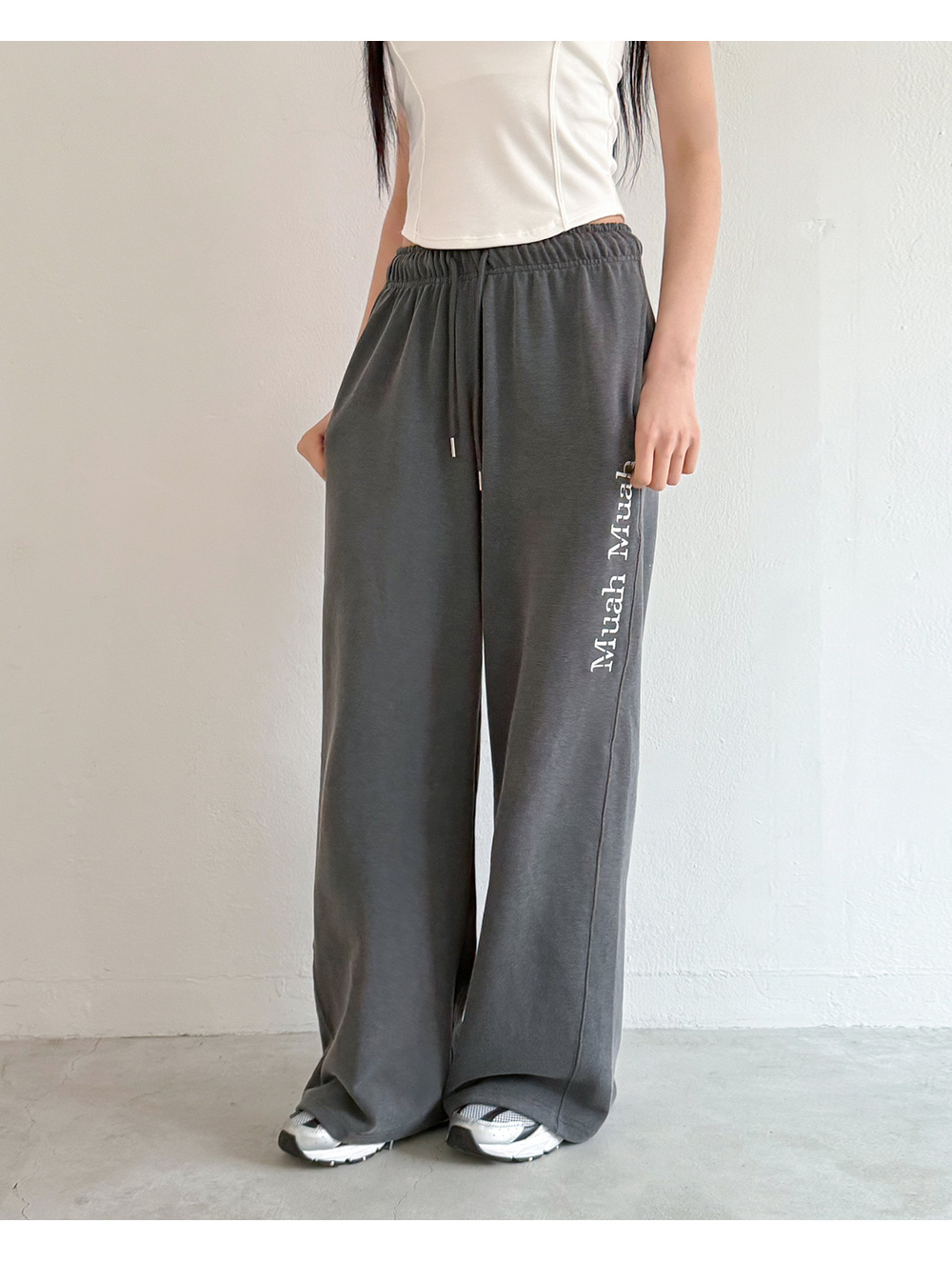 MUSINSA | MUAHMUAH Logo Pigment Wide Banding Pants [Charcoal]