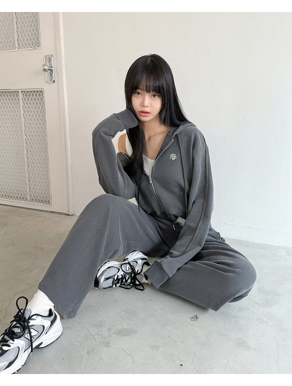 ●muahmuah● Logo Pigment Wide Banding Pants Charcoal MUP258 MUSINSA | MUAHMUAH Logo Pigment Wide Banding Pants [Charcoal]