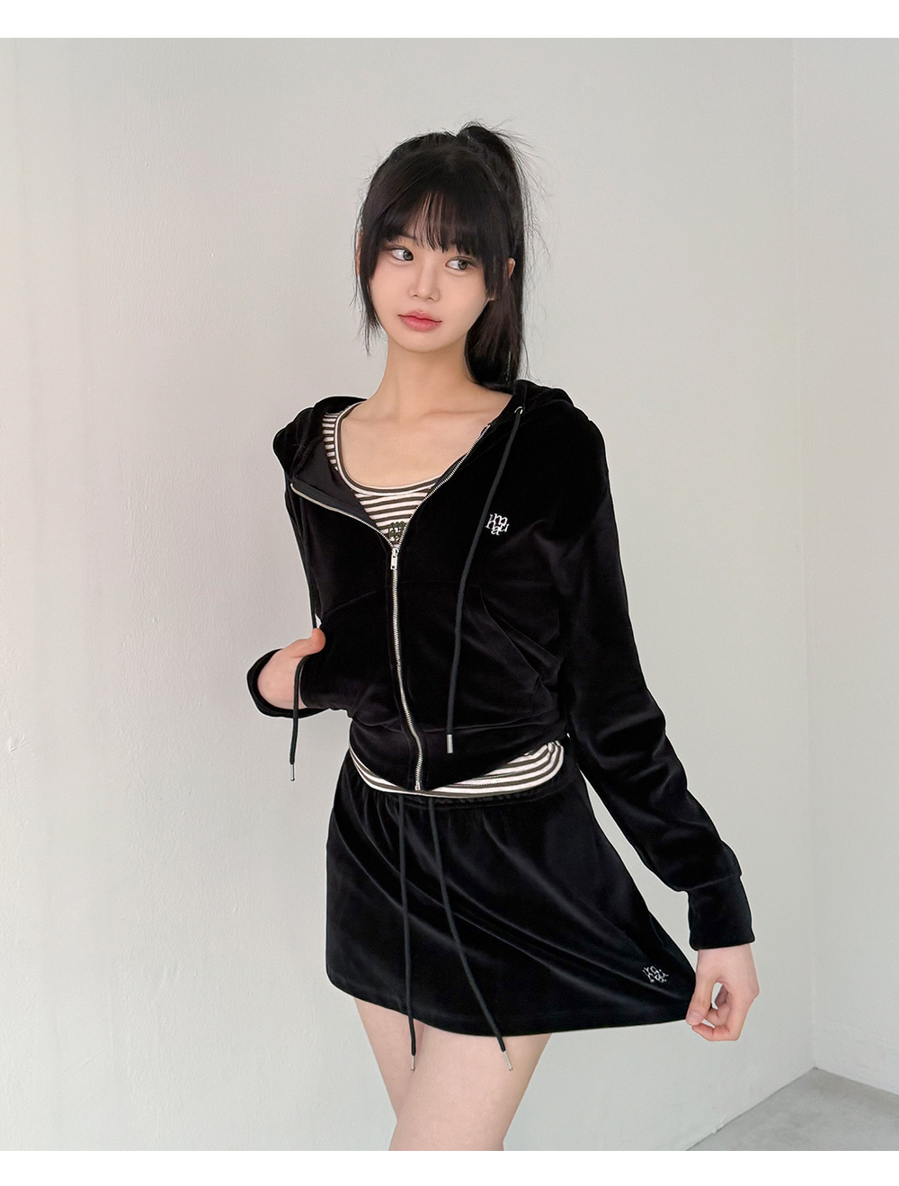 MUSINSA | MUAHMUAH Velour Training Skirt [Black]